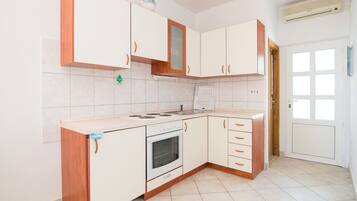 Apartment | Private kitchen | Fridge, oven, stovetop, coffee/tea maker