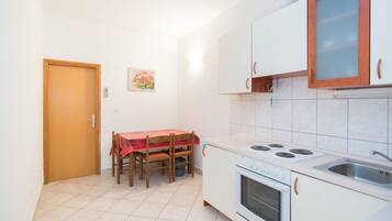 Apartment | Private kitchen | Fridge, oven, stovetop, coffee/tea maker