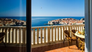 A balcony with a view of a coastal town and the sea. - Apartments Bonavista - Premium Two Bedroom Apartment With Balcony and Sea View (Dubrovnik)
