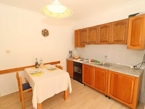 Apartment | Eigene Küche | Kühlschrank, Ofen, Herdplatte, Wasserkocher mit Kaffee-/Teezubehör