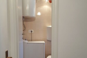 A bathroom with a toilet, a sink, and a shower. - Rooms Milena - Triple Room With External Private Bathroom (Dubrovnik)