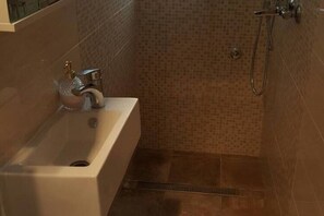 Apartment | Badezimmer | Dusche