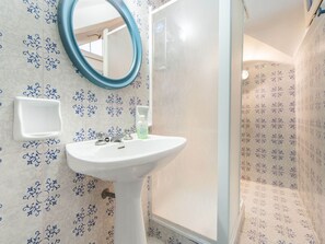 Bathroom - Beautiful Holiday Home in Ardea With Garden (Ardea)