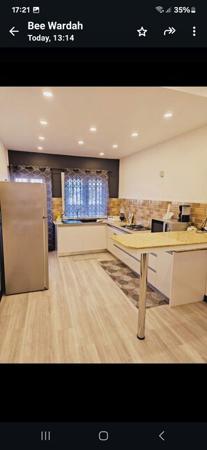 Huoneisto | Yksityinen keittiö | Jääkaappi, mikroaaltouuni, uuni, liesi