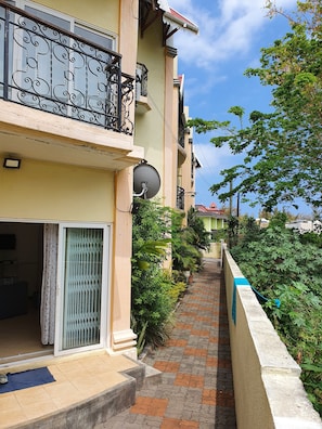 Property grounds - Captivating 3-bed Apartment in Flic en Flac (Flic-en-Flac)
