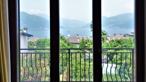 Ein Balkon mit Blick auf einen See und Berge.