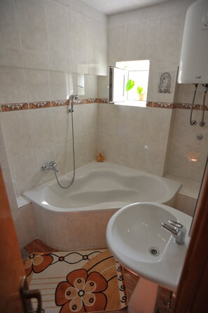 Bathtub, hair dryer - Apartments Tino- Two Bedroom Apartment With Terrace and Sea View (Sutivan)