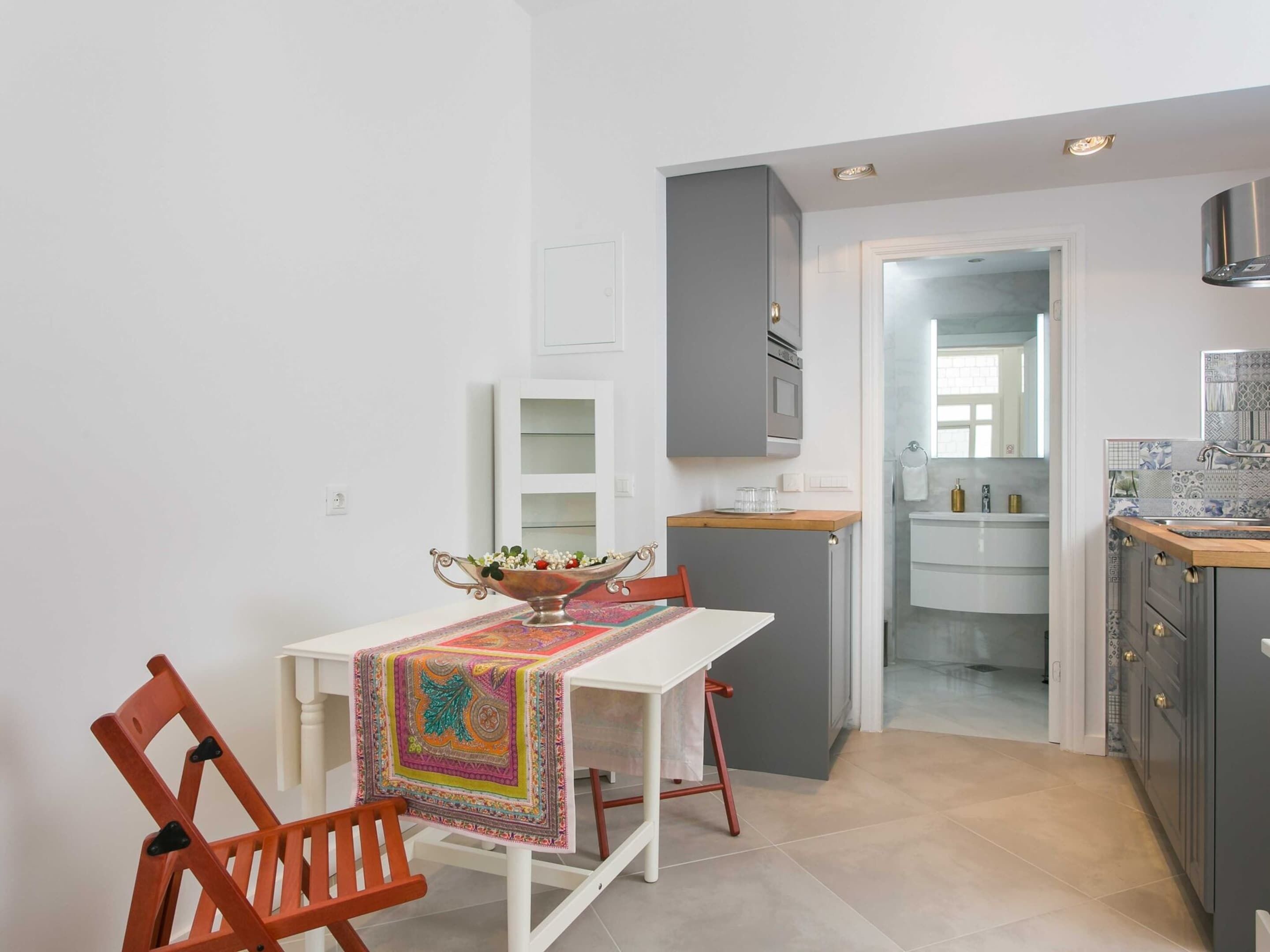 Appartement | Privékeuken | Een koelkast, een magnetron, een kookplaat, een waterkoker