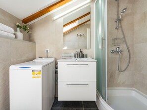 Apartment | Badezimmer | Dusche, Haartrockner