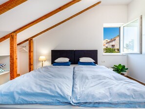Departamento | 2 habitaciones, tabla de planchar con plancha y ropa de cama