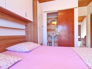 Apartment - Apartments Peselj-studio Apartment With Balcony and Sea View (Smokvica)
