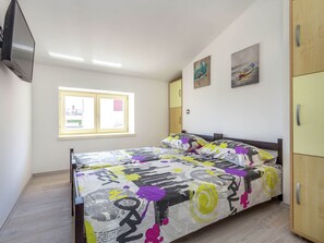 2 makuuhuonetta, yksilöllisesti kalustettu, vuodevaatteet