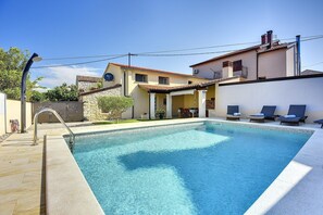 Casa | Alberca | Alberca techada y alberca al aire libre