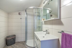 Badezimmer | Dusche, Haartrockner