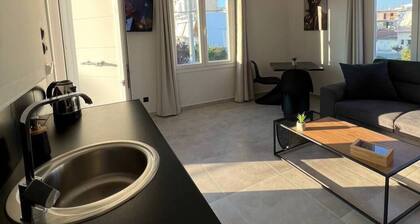 Elefsinian Mysteries Apartments - Black Beauty