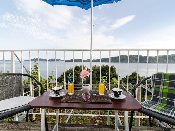 Apartment | Dining - Apartment Giovani - Two Bedroom Apartment With Balcony and Sea View (Dubrovacko Primorje)