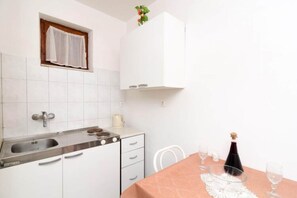 Apartment | Eigene Küche | Kühlschrank, Ofen, Herdplatte, Wasserkocher