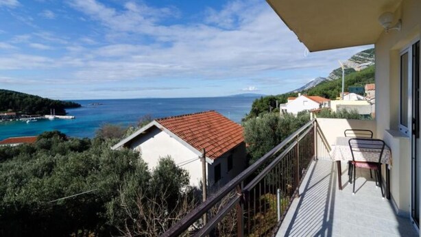 A balcony with a view of the sea and mountains. - Apartment Dalmatin Zuljana - Two-bedroom Apartment 2 (Ston)