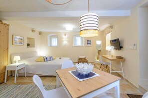 1 chambre, fer et planche à repasser, draps fournis
