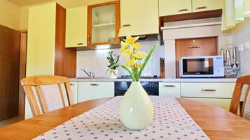 Departamento | Cocina privada | Refrigerador, microondas, horno y parrilla de estufa