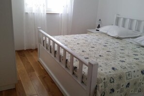 Apartamento | 2 dormitorios y tabla de planchar con plancha