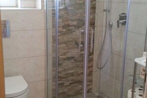 Apartment | Badezimmer | Badewanne, Haartrockner