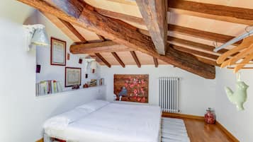 5 bedrooms, individually furnished, bed sheets