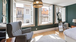 Tabla de planchar con plancha, wifi gratis y ropa de cama 