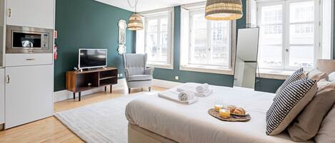 Iron/ironing board, free WiFi, bed sheets