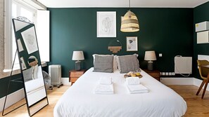Tabla de planchar con plancha, wifi gratis y ropa de cama 