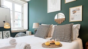 Tabla de planchar con plancha, wifi gratis y ropa de cama 