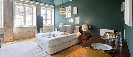 Tabla de planchar con plancha, wifi gratis y ropa de cama