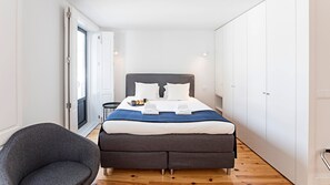 Tabla de planchar con plancha, wifi gratis y ropa de cama 