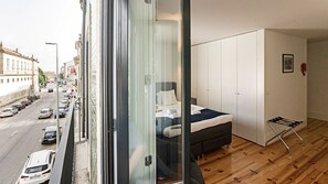 Tabla de planchar con plancha, wifi gratis y ropa de cama 