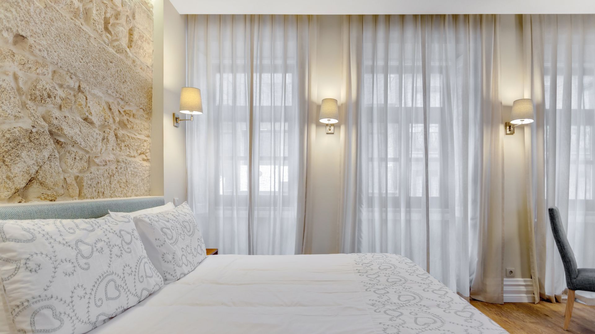 Free WiFi, bed sheets