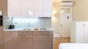 Coffee/tea maker, fridge, microwave, oven - Oporto Home Wine Cellars - Estúdio Standard - 1ºF (Vila Nova de Gaia)