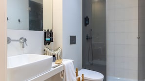 Hair dryer, towels - Oporto Home Wine Cellars - Estúdio Standard - 1ºF (Vila Nova de Gaia)