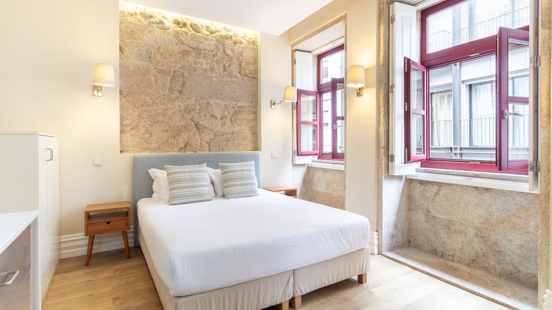 Travel cot, free WiFi, bed sheets