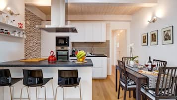 Apartemen | Dapur pribadi | Ketel listrik, pemanggang roti, dan kursi makan untuk bayi