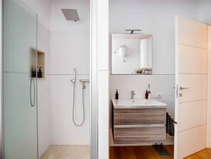 Apartment | Badezimmer | Haartrockner, Handtücher