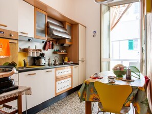 Lägenhet | Eget kök | Barnstol