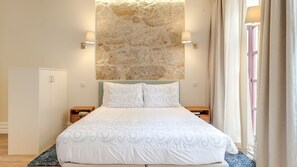Travel cot, free WiFi, bed sheets