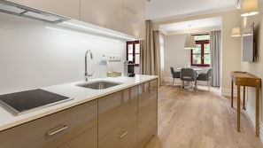 Kjøleskap, mikrobølgeovn, ovn og kokeplater