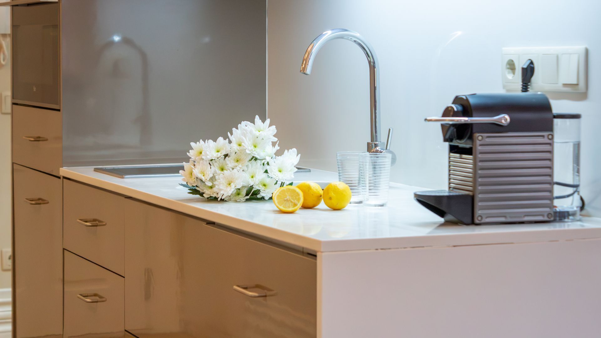 Cafetière-théière, réfrigérateur, four à micro-ondes, un four