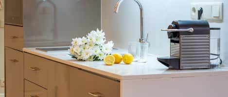 Coffee/tea maker, fridge, microwave, oven