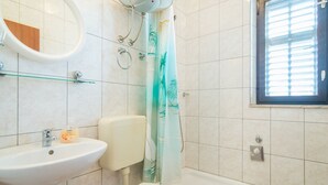 Apartment | Bilik Mandi