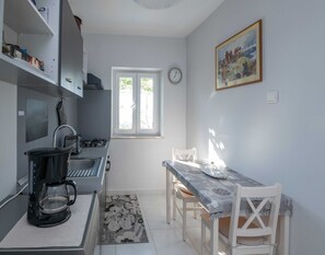 Apartment | Eigene Küche | Kühlschrank, Ofen, Herdplatte, Geschirrspüler