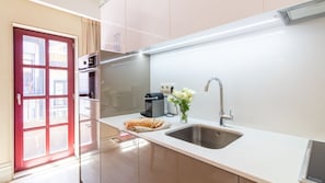 Coffee/tea maker, fridge, microwave, oven