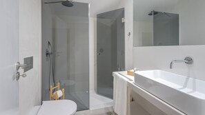 Sèche-cheveux, serviettes fournies