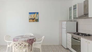 Apartment | Private kitchen | Fridge, oven